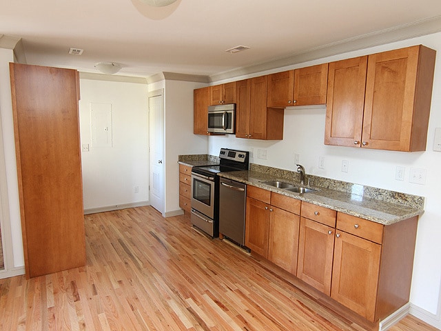 Interior Photo - 916 W TRINITY