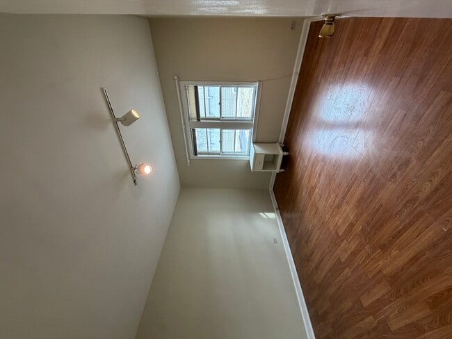 Building Photo - 538 Mills St