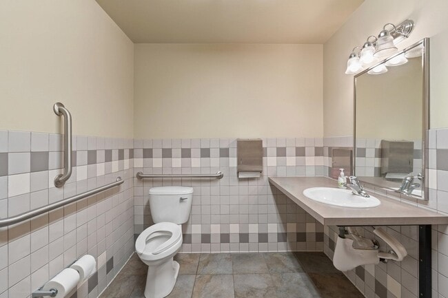 Building Photo - 107 E Holland Ave