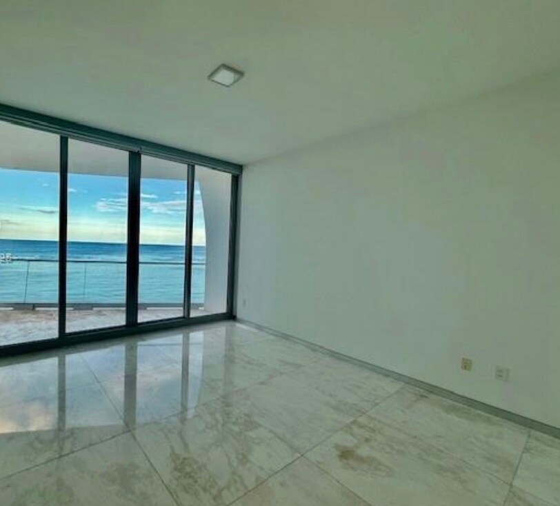 Building Photo - 16901 Collins Ave