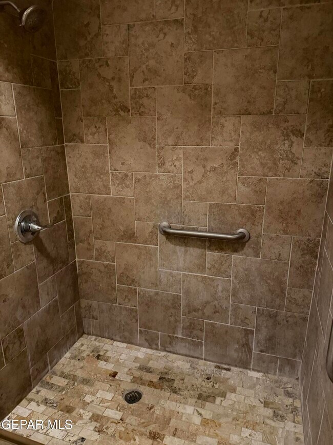 Building Photo - 320 Thunderbird Dr