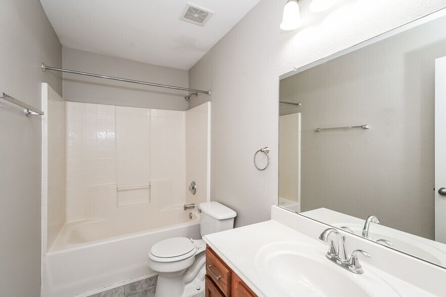 Building Photo - 5105 Raymond Dr