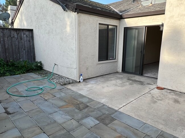 Building Photo - Single story condo located in Cedarbrook's Gated Community!