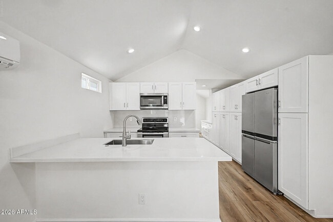 Building Photo - 521 W Mariposa St