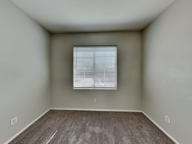Building Photo - 720 Easter Lily Pl