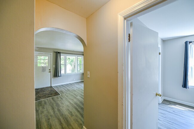 Building Photo - 8 Clarke St