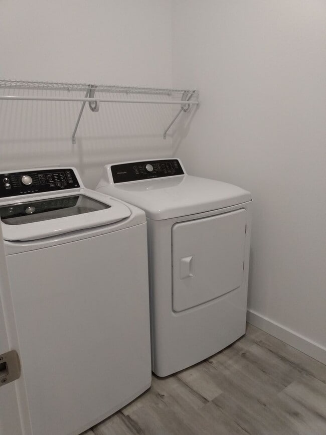 Building Photo - 3 BD / 2 BA –Townhome • $500 Move-In Gift Card (Move in by 1/1/25!)