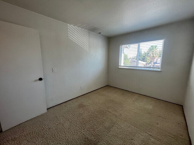 Building Photo - Spacious 3bed 2.5bath 2 story home available now!