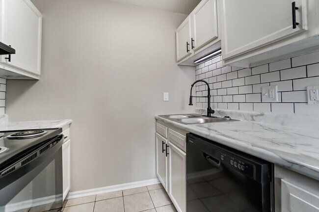 Building Photo - Renovated 2 Bedroom with Washer + Dryer Av...
