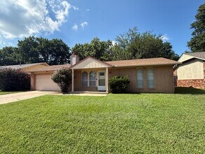 Building Photo - 308 W Austin St