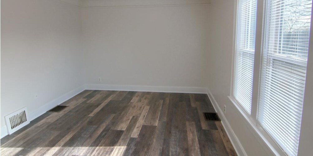 Building Photo - 372 W Bennett Ave