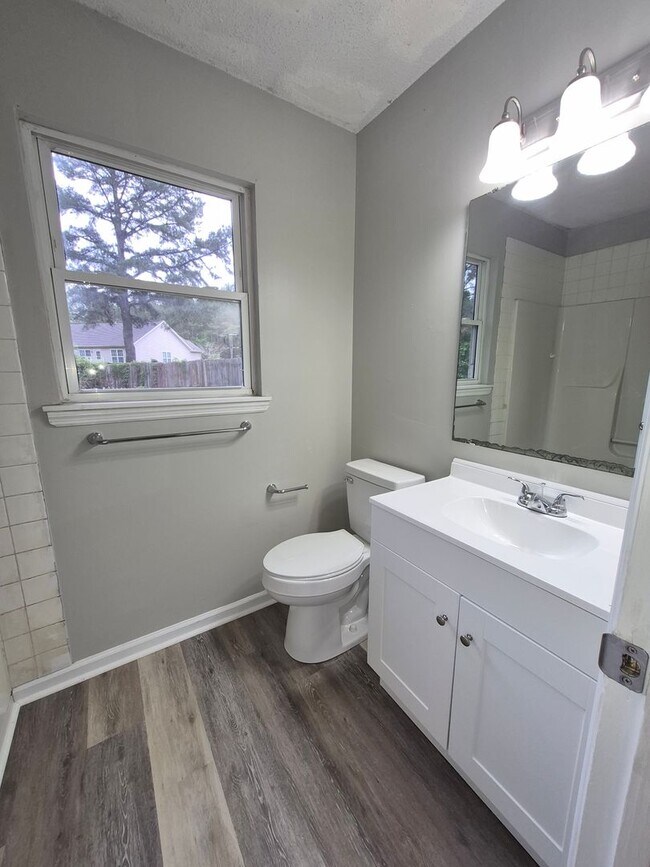Building Photo - NEW LISTING!