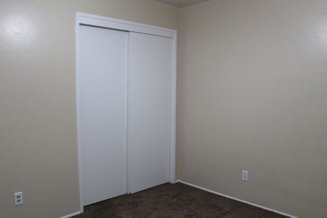 Building Photo - Cute Home in Bakersfield