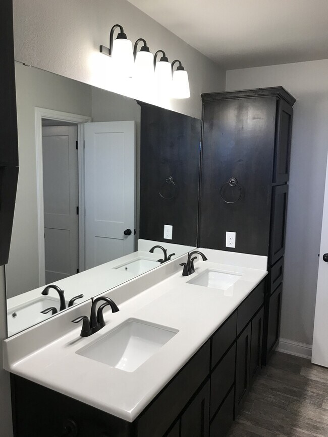 Building Photo - 2 bed/2 bath Duplex - Ready 1/14/2026 - Text 201-231-7228