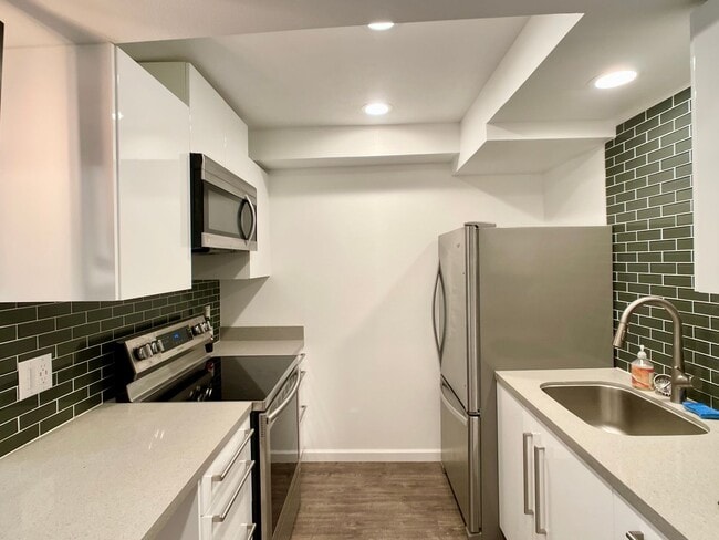 Building Photo - Furnished Studio in the Campus Area