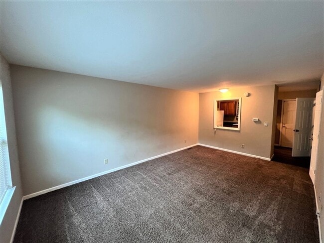 Building Photo - Great Location! Leasing for 26/27 school year!