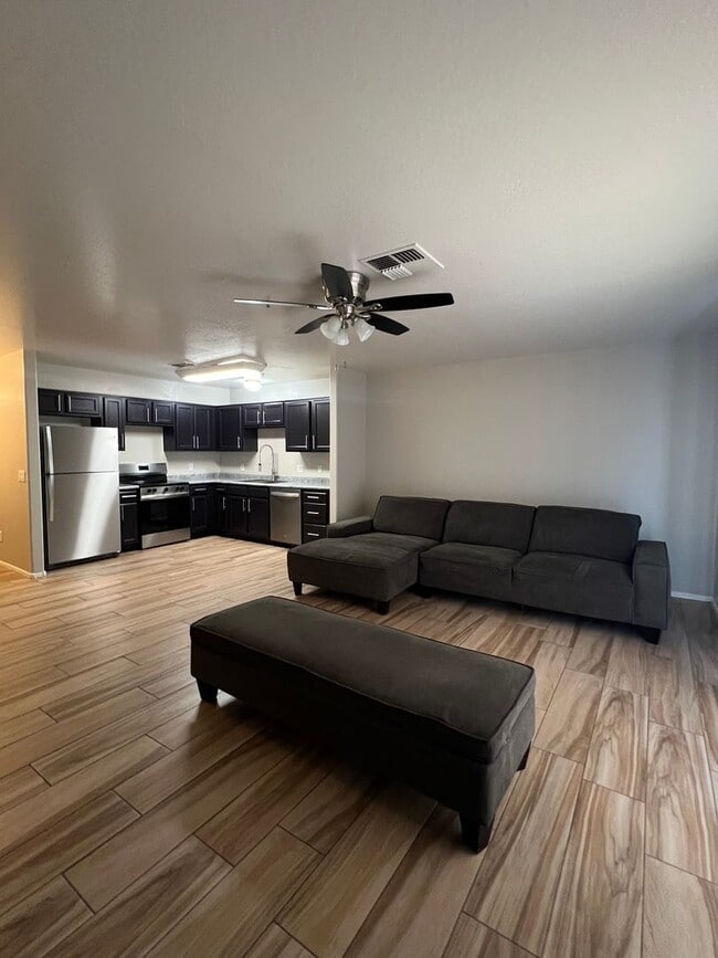 Building Photo - 3 BED 2.5 Bath $1450.