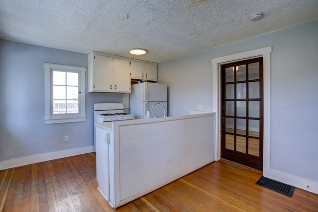 Building Photo - Turn of the Century Bungalow 1 bed, Downtown, 1 Block from CO College