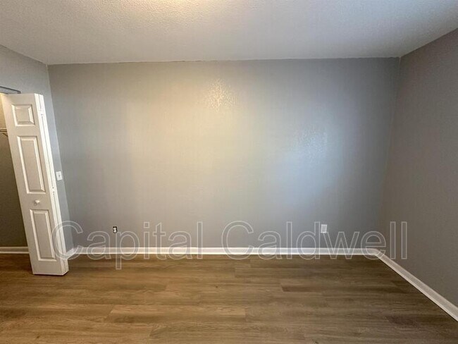 Building Photo - 5440 S MacDill Ave