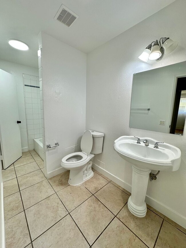 Building Photo - One Bedroom/One Bath FOR RENT!