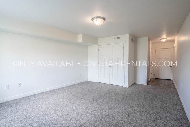 Building Photo - 678 N 190 E