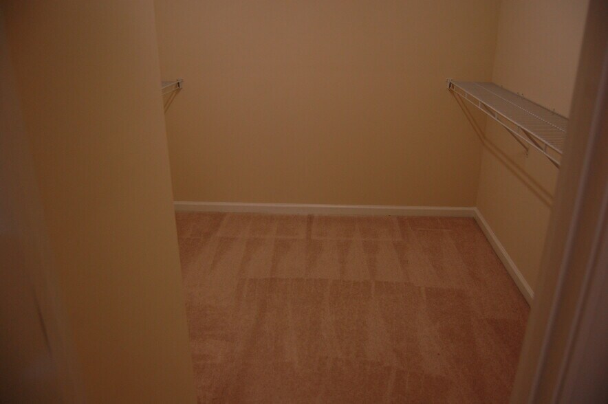 Walk in Closet - 1444 Bellsmith Dr