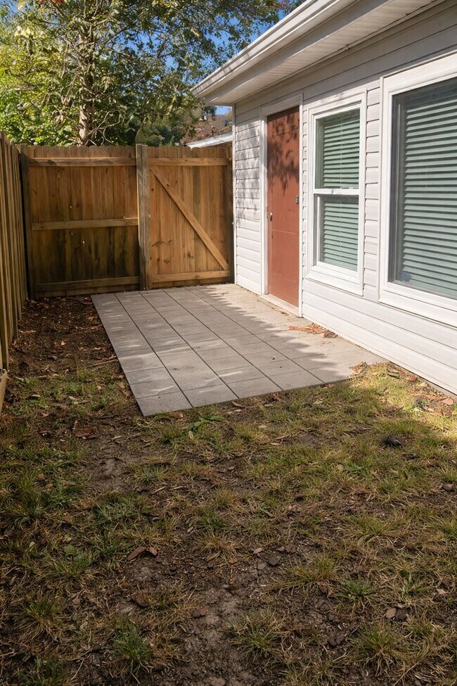 Building Photo - Charming Corner Lot Home In Destin!