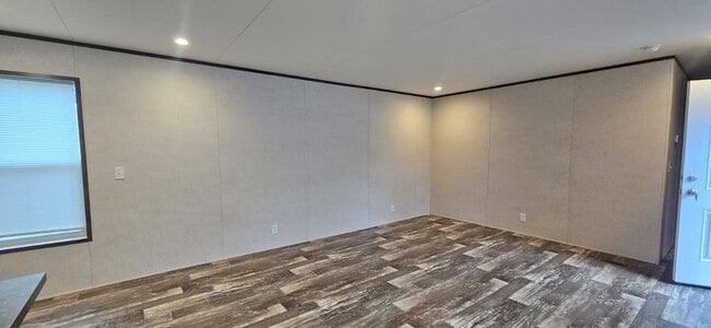 Building Photo - 2128 S Riverside Dr