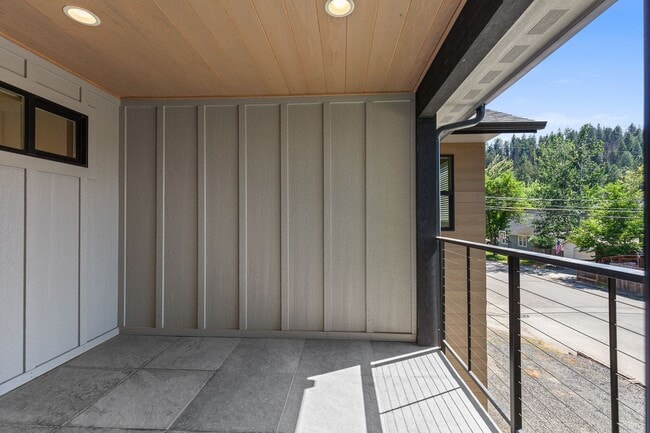 Building Photo - Beautiful home down town CDA
