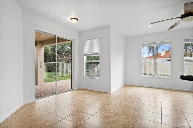 Building Photo - 2736 SW Butterfly Ln