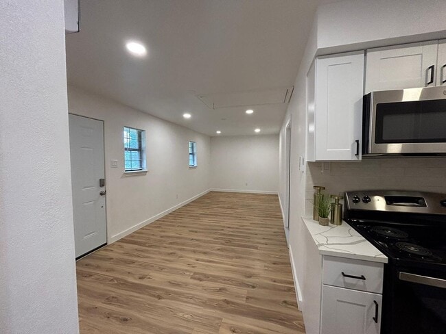 Building Photo - Charming Renovated 1 Bed / 1 Bath Apartment – Quiet North Dallas Living