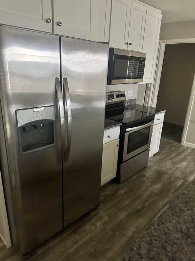 Building Photo - $500.00 OFF FIRST MONTHS RENT!