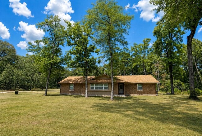 Building Photo - 310 Spring Lake Dr