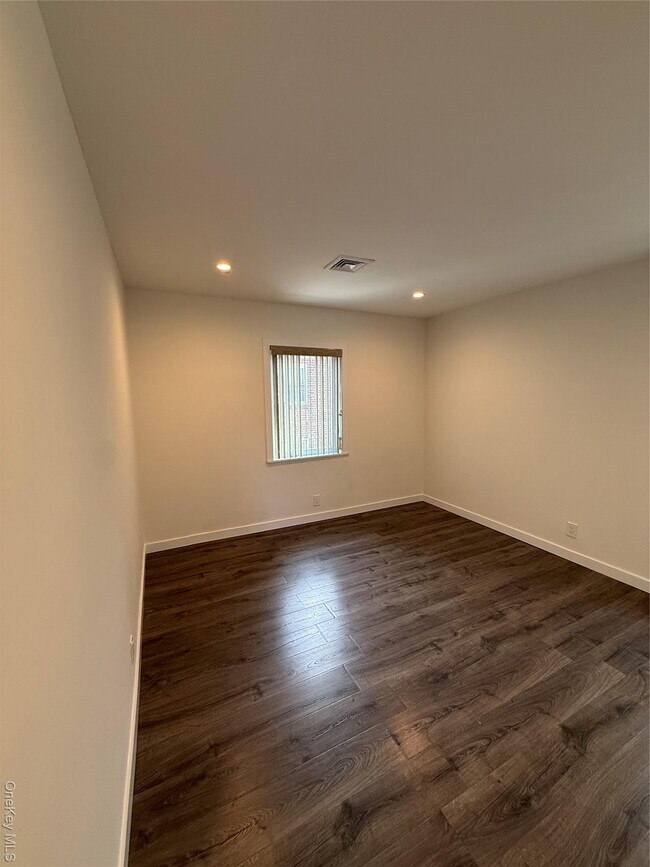 Building Photo - 1090 Pelham Pkwy S