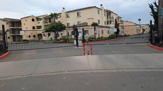 Building Photo - Beautiful 3 bedroom/1 bath in gated community. Call or come by to view!