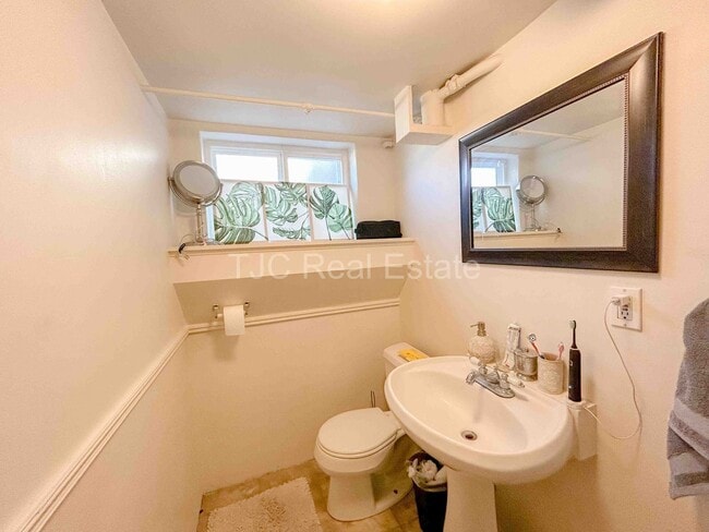 Building Photo - 1939 Olive St