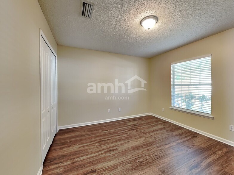 Building Photo - 14131 Crestwick Dr E