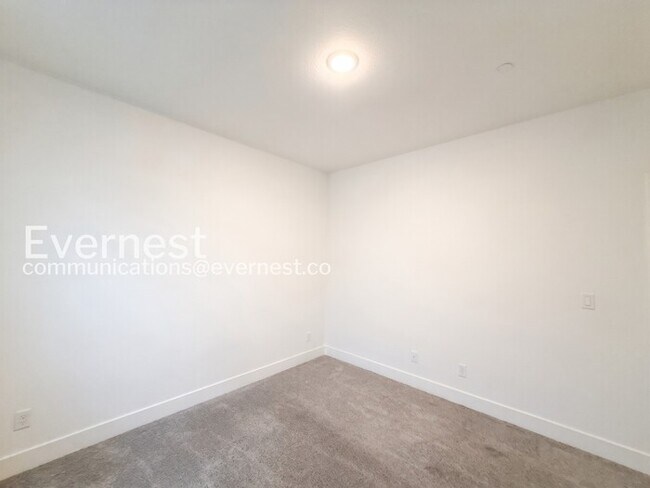 Building Photo - 4-Bed/3-Bath Home/Voucher Accepted/Available Now!