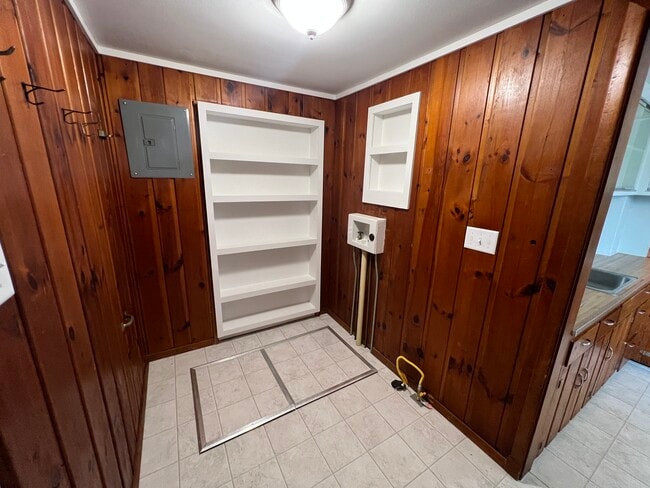 Laundry Room - 2602 W John St