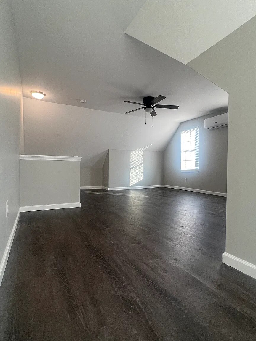 Building Photo - 348 Elm St