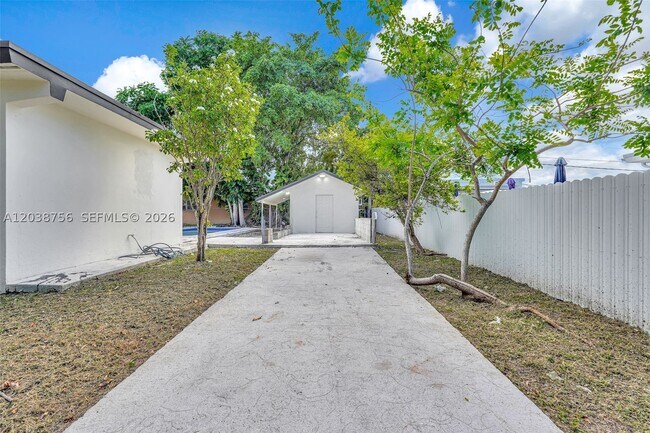 Building Photo - 8201 SW 42nd St