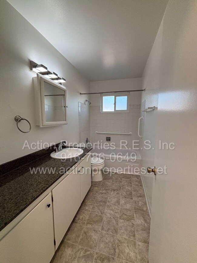 Building Photo - Roseville Condo all one level: 2 Bedroom 1 Bathroom Single Level, Large Living Room Central Heat ...