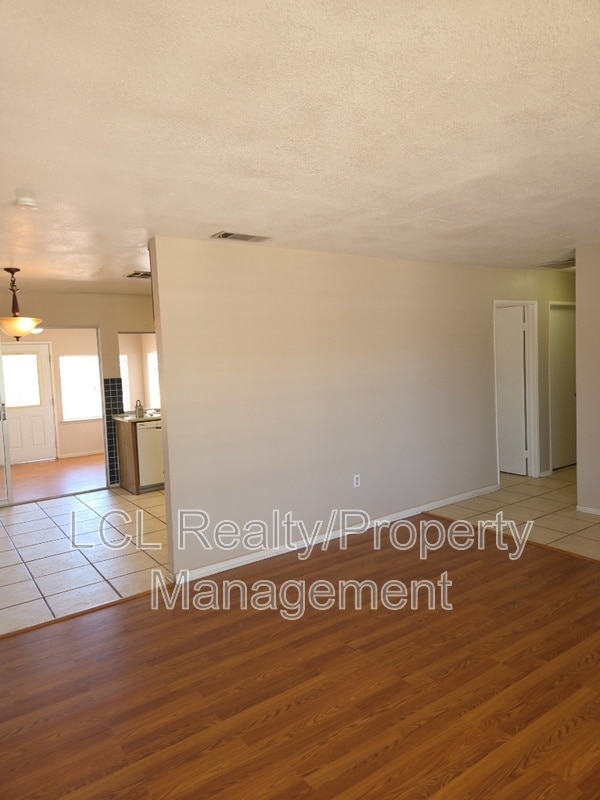 Building Photo - 26340 Harrisburg Dr