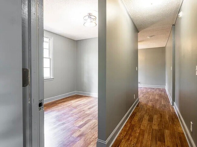 Building Photo - Cute Updated West Columbia HOME