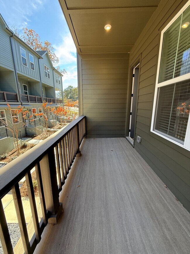 Building Photo - Peaceful City Living close to Everything!