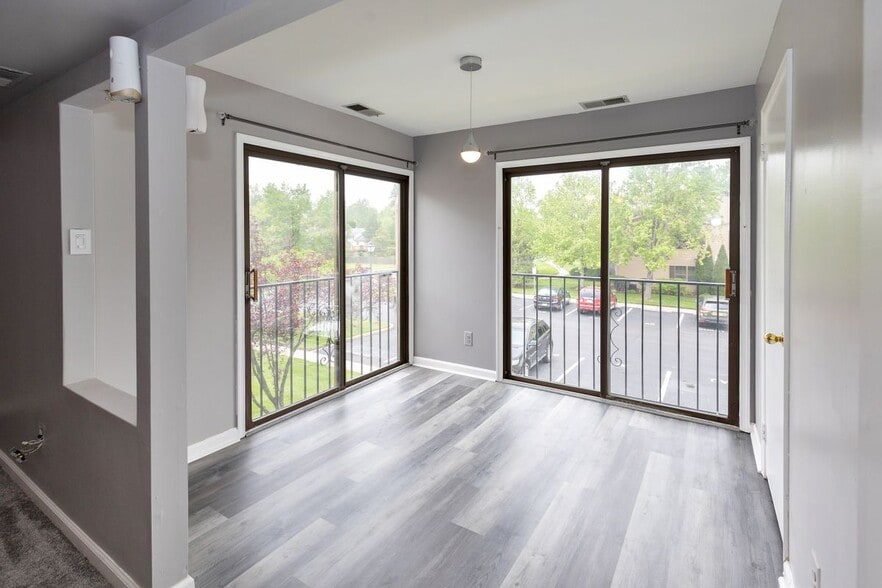 Building Photo - 10-B SUMAC CT