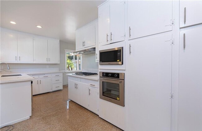 Building Photo - 535 Camino de Encanto