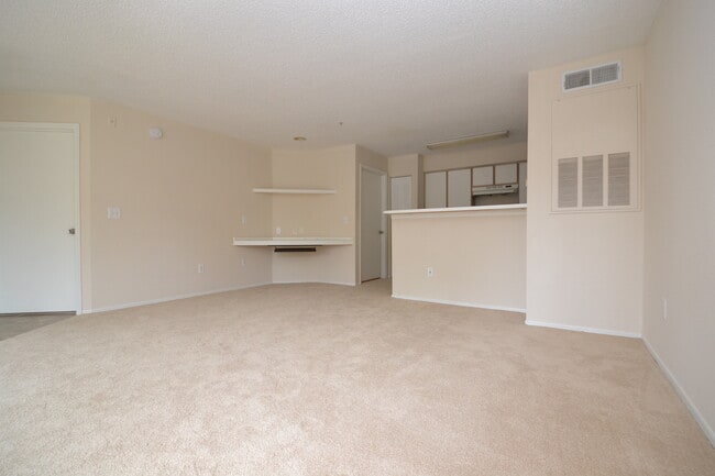 Building Photo - Beautiful 1/1 in Villas Del Sol ~ Gated Comm w/ Resort-Style Amenities!