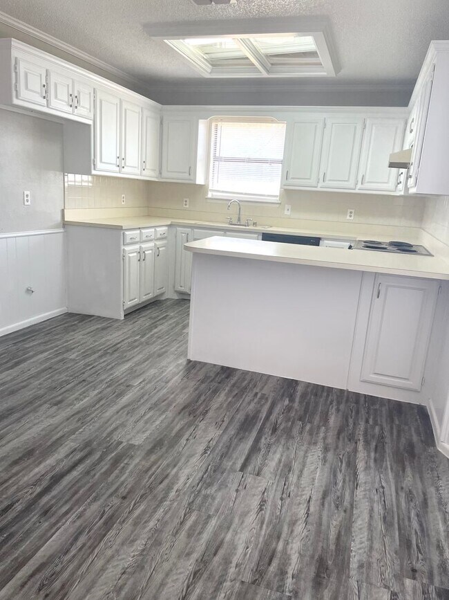 Building Photo - 3 bed 2 bath 2 car Garage