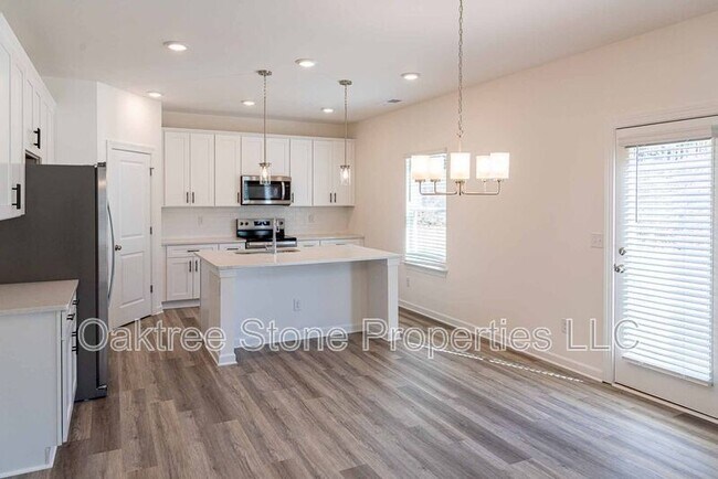 Building Photo - 3378 Skyland Dr